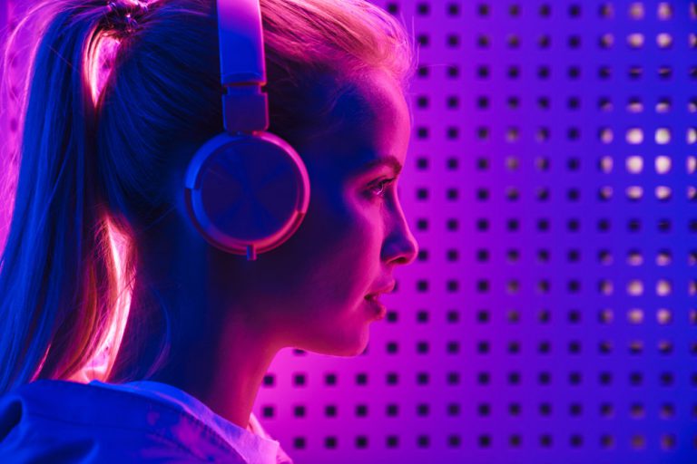 purple-woman-headphone
